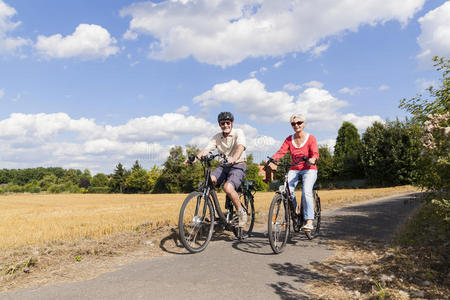 夏季自行车之旅中的老年夫妇图片