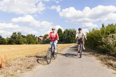 夏季自行车之旅中的老年夫妇图片