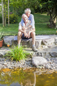 老年夫妇在花园里避暑