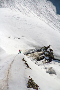 滑雪者攀登雪山图片