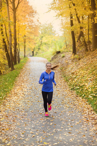 秋日自然中活泼好动的女跑步者