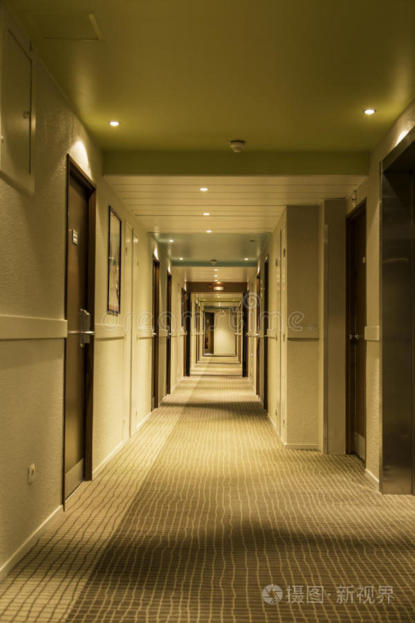 带门和电梯的长酒店走廊
