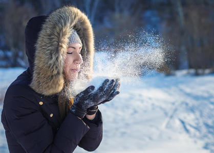 女孩给雪充气。