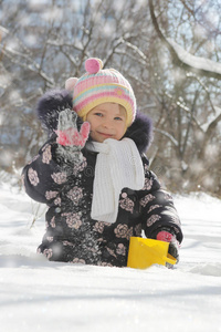 在雪地公园玩的女孩