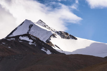 雪山多云的天空