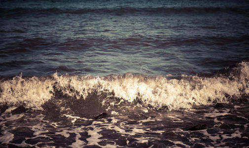 海浪拍打着海岸。