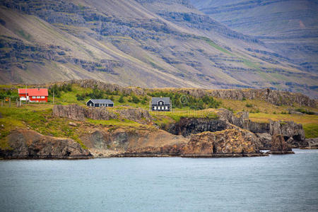 冰岛景观雾山上的房屋