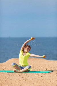 女子瑜伽。系列。户外。在海边