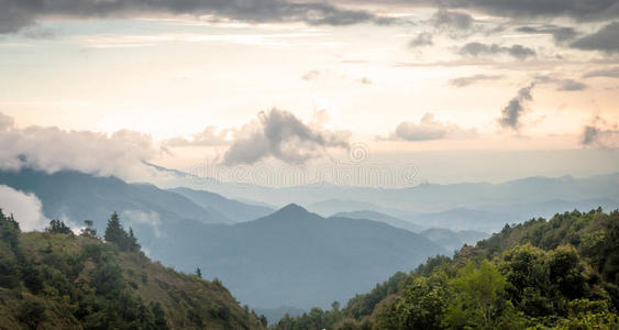 层层叠叠的山