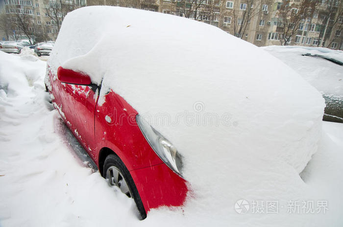 极端降雪困车