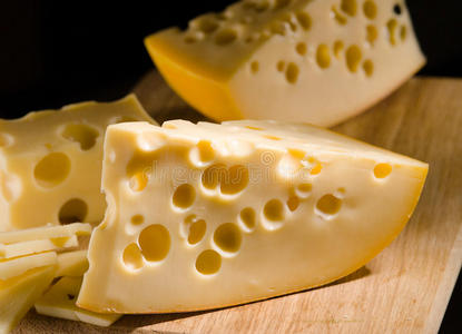 木板上有大洞的奶酪
