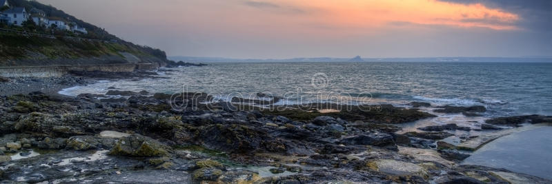 日出岩石海岸线全景图图片