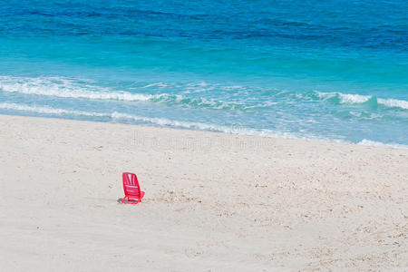 沙滩上的红椅子