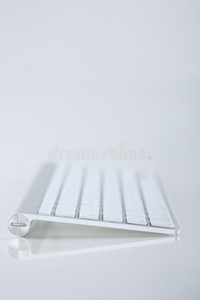 小型计算机键盘的剖面图。sdof公司