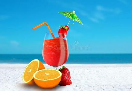 海滩上的果汁