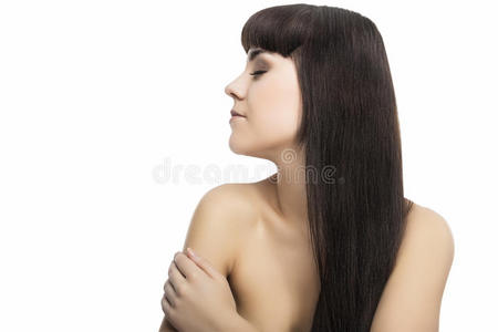 美的概念。性感放松的白人黑发女人