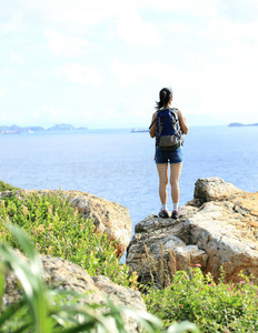 快乐女徒步旅行者