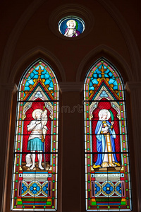 罗马天主教堂的彩绘圣徒眼镜