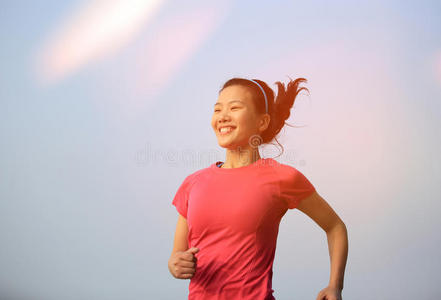 健康的生活方式美丽的亚洲女子跑步