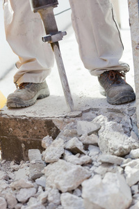 工人用凿岩锤拆除混凝土