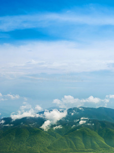 云山蓝天的风景。喀尔巴阡山，乌克兰。