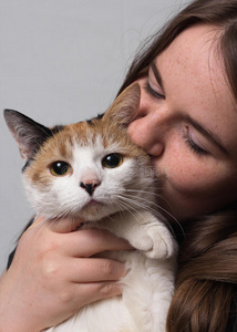 带着猫的女孩