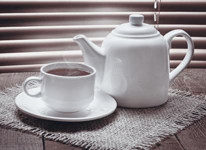 旧木桌上的茶壶茶杯