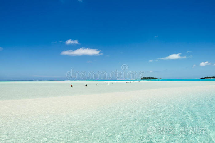无边无际的海滩碧绿的海水深蓝色的天空太平洋岛屿