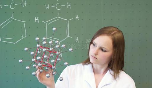 女人在实验室分析分子模型