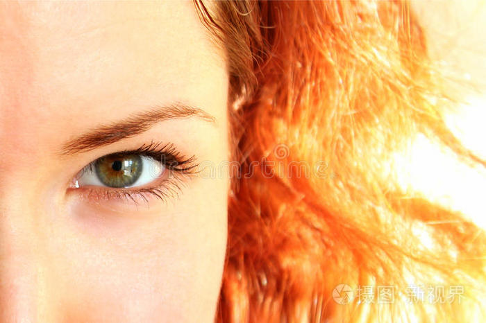 红发女孩的绿眼睛特写