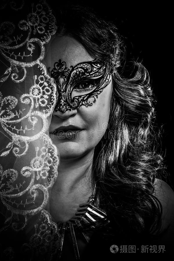 神秘面纱处女灵性概念一个戴面具的女人在演播室里摆姿势