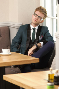 年轻帅气的时髦男人在咖啡厅喝咖啡