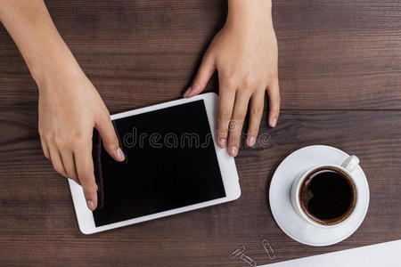 女性手持平板电脑和咖啡