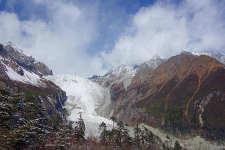 牛背山冻河图片