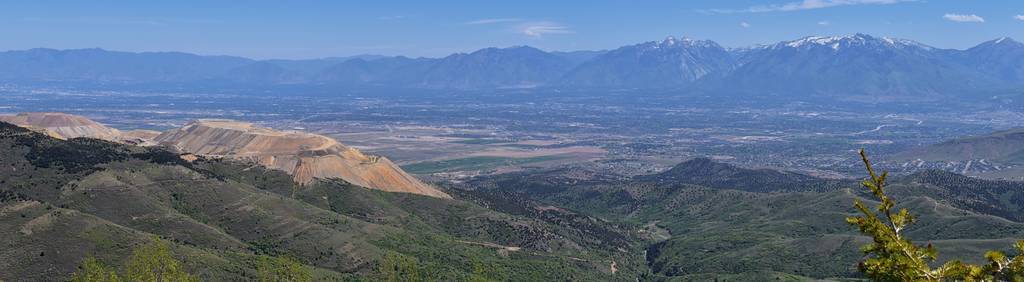 从Kennecott RioTinto铜矿犹他州湖和大盐湖山谷的Oquirrh山前岩石山脉的全景，初春的雪和云景融化。 犹他州美