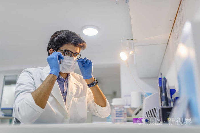 戴防护手套和外科口罩的医生.科学研究,医疗保健和医疗概念.