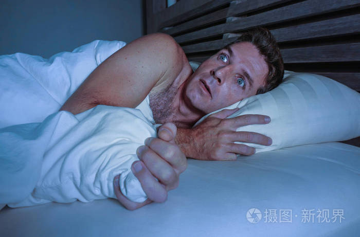 一个年轻迷人的恐惧的惊恐的恐怖的噩梦般的人的肖像用毯子盖着脸晚上