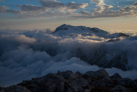 一个明亮的上升到奥什滕阿代加山