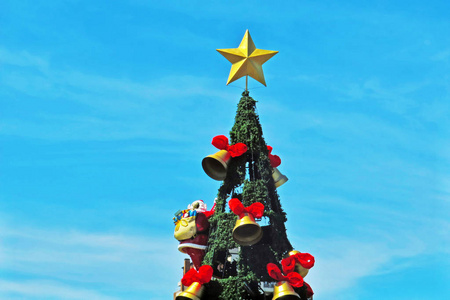 圣诞树上有装饰品和星星