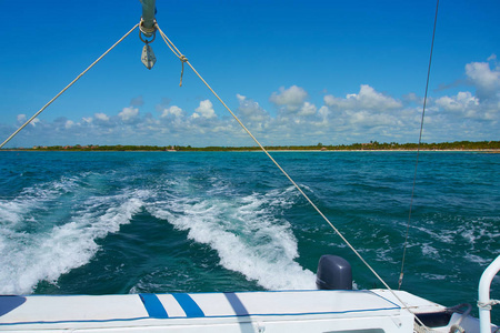 帆船游艇船在温暖的加勒比海的波浪上航行。帆船。航行。墨西哥坎昆。夏日晴朗的日子, 蓝天白云