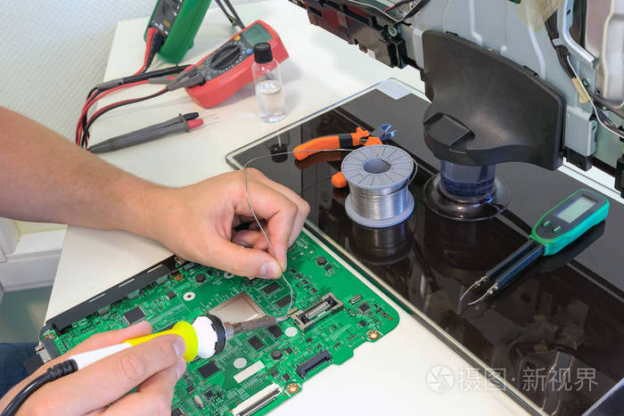 维修服务中心的led电视部件,使用测量器具焊接电子元件