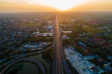 公路运输交通道路车辆行驶日落鸟瞰图