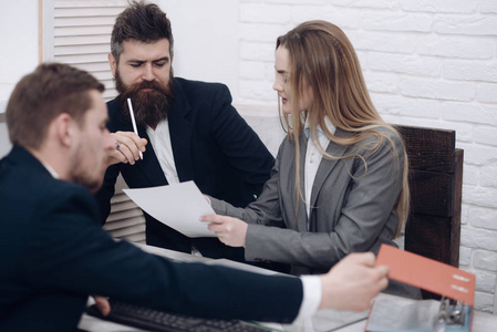 女士经理试图与办公室的同事组织工作流程.照片