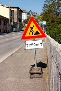 交通警告标志道路修复. 户外路标. 红色黑色和黄色三角形路标工 ..