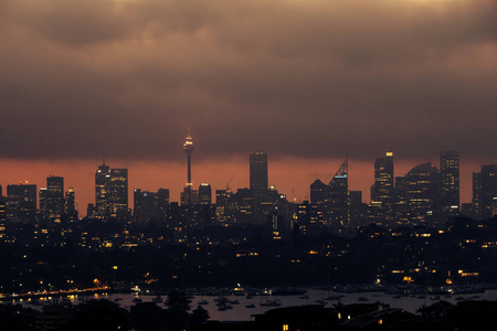 悉尼中央商务区的剪影刚刚过日落。