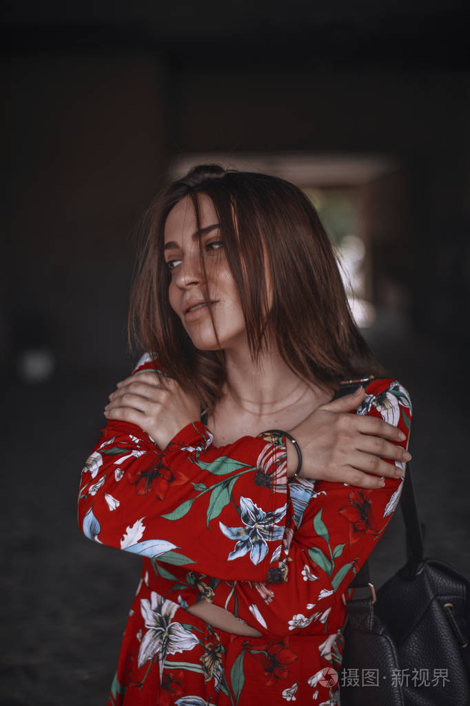 红衣女郎艾特热带饰品上吊自杀.黑发头发向下看