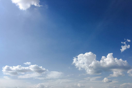 蓝天背景下美丽的云彩。云天。蓝天伴多云天气，自然云..白云，蓝天和太阳