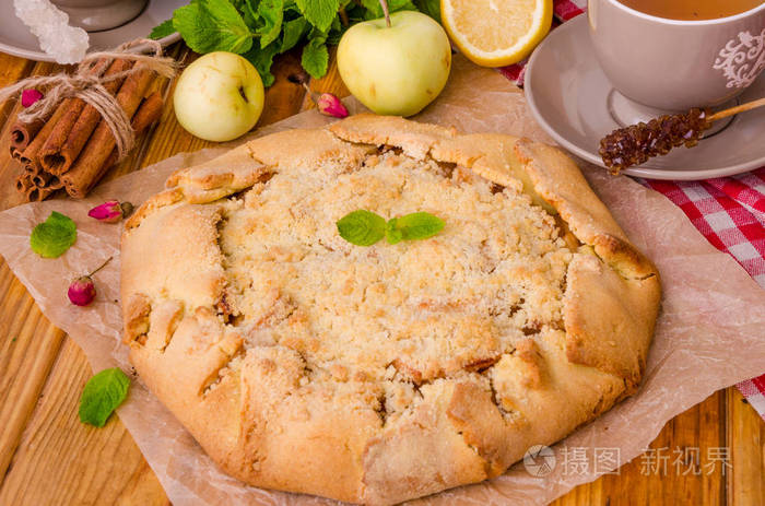 带肉桂皮和面包屑的苹果的开放式馅饼或厨房