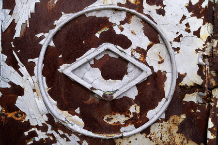 旧金属表面上有油漆残留物和腐蚀痕迹的符号。