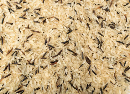 混合生黑野生大米和白米顶部视图。 背景或模式健康饮食加拿大大米